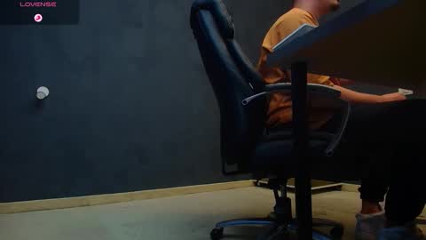 EnzoRace online show from October 21, 2025, 4:35 am