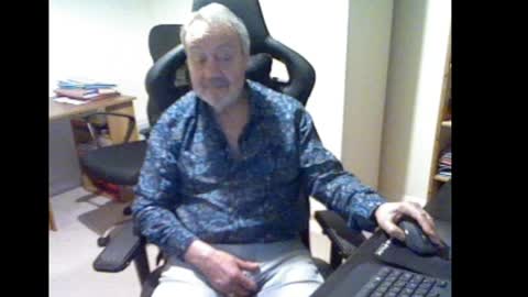 Snapshot of erasmus_d chatting on December 7, 2024, 6:15 pm erasmus_d online show from December 7, 2024, 6:15 pm