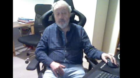 Snapshot of erasmus_d chatting on December 30, 2024, 5:44 pm erasmus_d online show from December 30, 2024, 5:44 pm