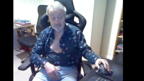 Snapshot of erasmus_d chatting on March 7, 2025, 6:33 pm erasmus_d online show from March 7, 2025, 6:33 pm