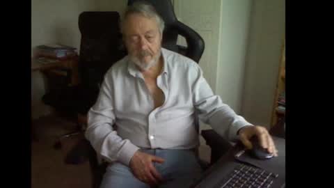 Snapshot of erasmus_d chatting on October 14, 2025, 4:30 pm erasmus_d online show from October 14, 2025, 4:30 pm