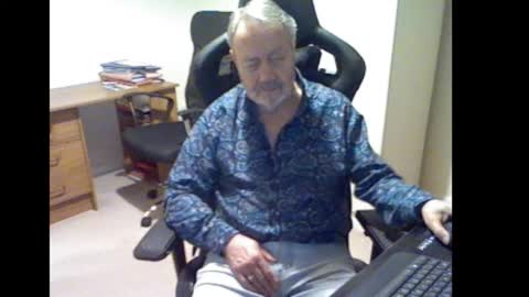 Snapshot of erasmus_d chatting on October 27, 2025, 5:06 pm erasmus_d online show from October 27, 2025, 5:06 pm