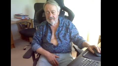 Snapshot of erasmus_d chatting on April 18, 2026, 5:06 pm erasmus_d online show from April 18, 2026, 5:06 pm