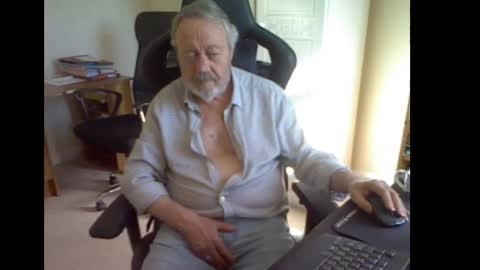 Snapshot of erasmus_d chatting on April 23, 2026, 4:20 pm erasmus_d online show from April 23, 2026, 4:20 pm