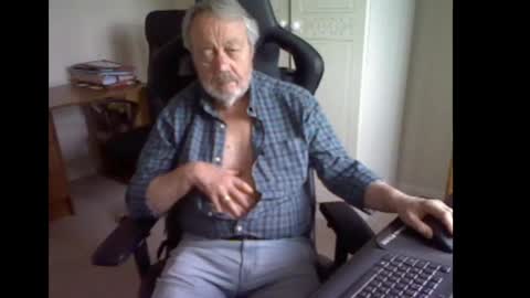 Snapshot of erasmus_d chatting on May 2, 2026, 5:40 pm erasmus_d online show from May 2, 2026, 5:40 pm