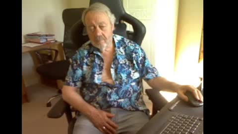 erasmus_d online show from July 3, 2026, 4:35 pm