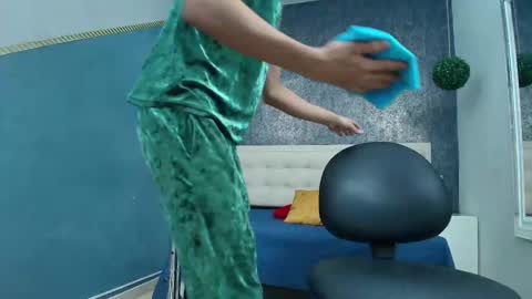   online show from January 12, 2026, 4:07 am