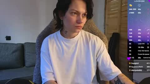 esajukyy online show from April 1, 2026, 8:04 am