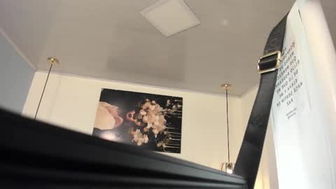 Escarlet online show from March 8, 2025, 4:39 pm