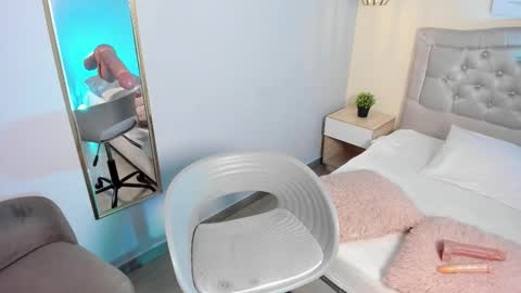 Escarlet online show from October 7, 2025, 1:08 pm