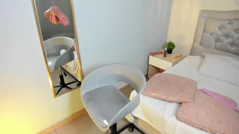 Escarlet online show from October 23, 2025, 2:05 pm