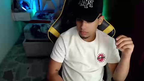 eskayler_ online show from September 22, 2025, 9:39 pm