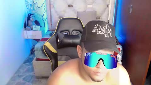 eskayler_ online show from September 26, 2025, 8:24 pm