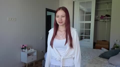Snapshot of esmepalmer chatting on May 18, 2026, 6:19 am Esme online show from May 18, 2026, 6:19 am