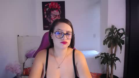 Esmeralda online show from February 8, 2026, 6:33 pm