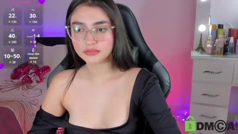 Snapshot of esmeralda_le chatting on June 3, 2026, 4:01 pm Esmeralda online show from June 3, 2026, 4:01 pm