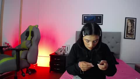 Snapshot of esmeraldaa_sc chatting on October 7, 2025, 5:26 am Perla online show from October 7, 2025, 5:26 am