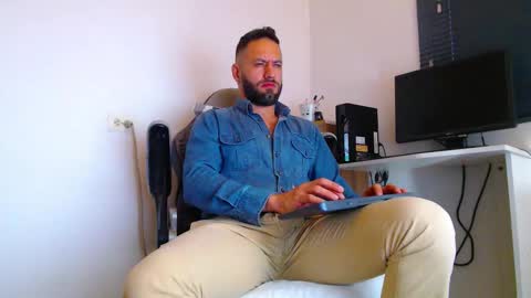 Snapshot of esteban7984068 chatting on February 11, 2026, 3:06 pm esteban online show from February 11, 2026, 3:06 pm