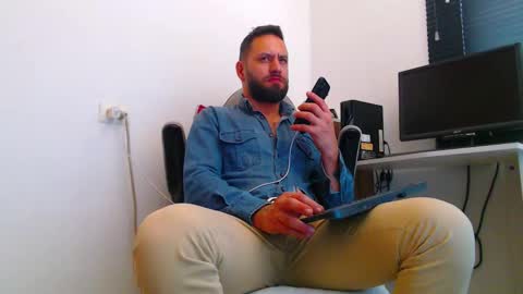 Snapshot of esteban7984068 chatting on March 25, 2026, 6:36 pm esteban online show from March 25, 2026, 6:36 pm