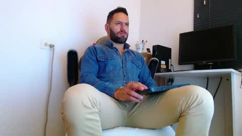 Snapshot of esteban7984068 chatting on April 3, 2026, 4:05 pm esteban online show from April 3, 2026, 4:05 pm