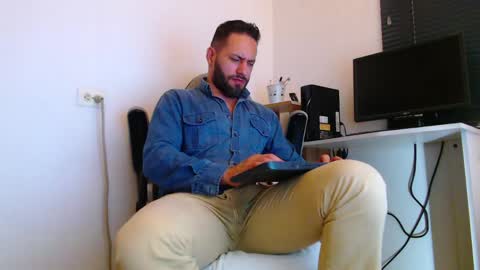 Snapshot of esteban7984068 chatting on April 8, 2026, 3:23 pm esteban online show from April 8, 2026, 3:23 pm