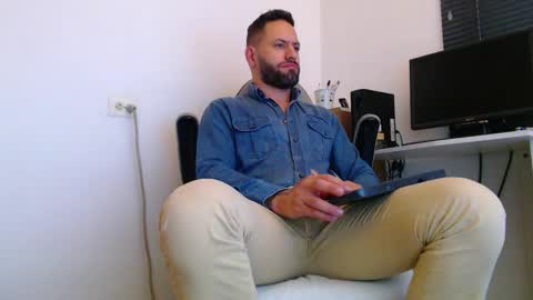 Snapshot of esteban7984068 chatting on April 19, 2026, 6:10 pm esteban online show from April 19, 2026, 6:10 pm