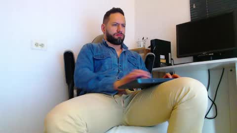 Snapshot of esteban7984068 chatting on May 2, 2026, 4:23 pm esteban online show from May 2, 2026, 4:23 pm