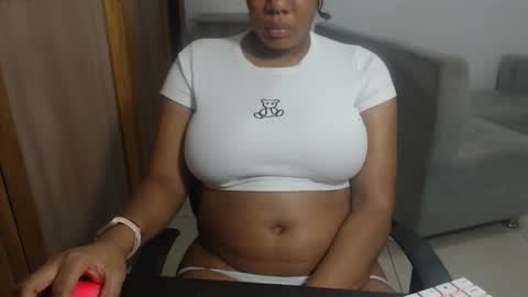 estefania_starlovee online show from December 3, 2025, 10:30 pm