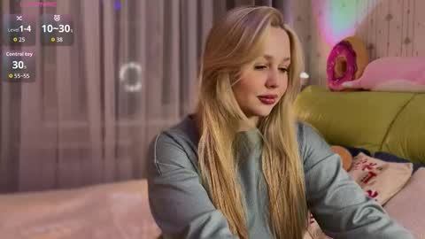 Estella online show from January 12, 2026, 3:06 pm