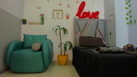 esterlindez online show from May 11, 2026, 8:28 pm