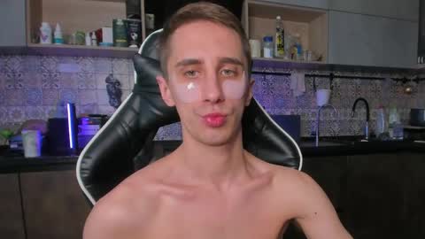 Snapshot of esthetics_boys chatting on May 17, 2026, 6:55 am LOUIS online show from May 17, 2026, 6:55 am