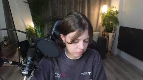 Este online show from October 15, 2025, 7:36 pm