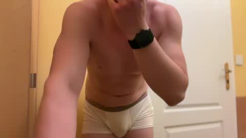 Snapshot of etat_on chatting on July 1, 2026, 11:04 pm Tom online show from July 1, 2026, 11:04 pm