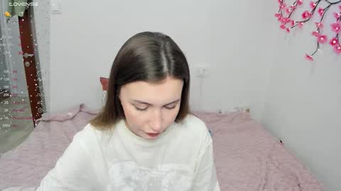 Veronica Tiia Lilith left to right online show from March 7, 2026, 12:18 am