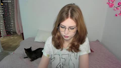 Snapshot of eumomino chatting on June 1, 2026, 5:58 pm Veronica Tiia Lilith left to right online show from June 1, 2026, 5:58 pm