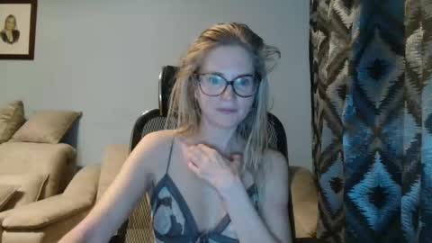 Snapshot of eva2323 chatting on January 18, 2025, 3:20 am eva2323 online show from January 18, 2025, 3:20 am