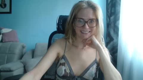 Snapshot of eva2323 chatting on January 20, 2025, 8:09 am eva2323 online show from January 20, 2025, 8:09 am