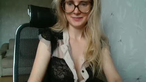 Snapshot of eva2323 chatting on September 19, 2025, 6:04 am eva2323 online show from September 19, 2025, 6:04 am