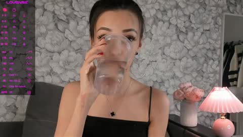 Snapshot of eva_doncray chatting on December 22, 2024, 7:52 pm Eva online show from December 22, 2024, 7:52 pm