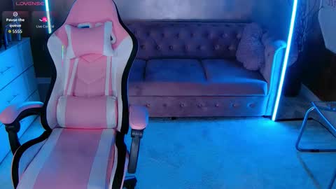 Snapshot of evanew_ chatting on November 6, 2025, 5:25 pm Eva online show from November 6, 2025, 5:25 pm