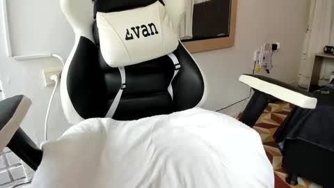 Snapshot of evans_king chatting on March 3, 2025, 6:33 pm Evan online show from March 3, 2025, 6:33 pm