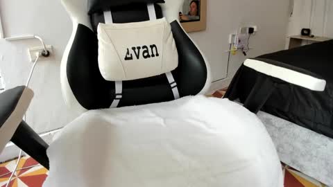 Snapshot of evans_king chatting on March 8, 2025, 3:35 pm Evan online show from March 8, 2025, 3:35 pm