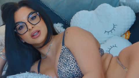 evareyss online show from February 6, 2025, 9:53 am