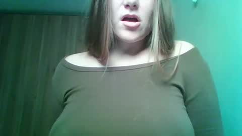 Snapshot of evasapples2026 chatting on March 6, 2026, 10:50 pm evasapples2026 online show from March 6, 2026, 10:50 pm