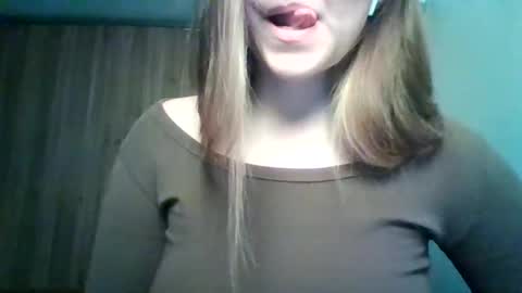 Snapshot of evasapples2026 chatting on March 13, 2026, 9:10 pm evasapples2026 online show from March 13, 2026, 9:10 pm