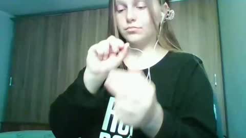 Snapshot of evasapples2026 chatting on April 1, 2026, 8:50 pm evasapples2026 online show from April 1, 2026, 8:50 pm