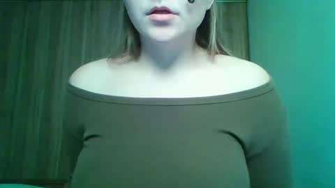 Snapshot of evasapples2026 chatting on April 4, 2026, 10:18 pm evasapples2026 online show from April 4, 2026, 10:18 pm