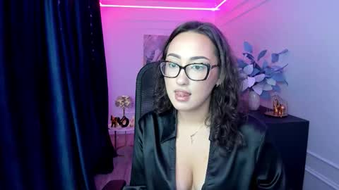 evasarazardje online show from November 18, 2025, 4:39 am