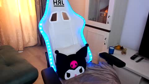 eveeevian online show from January 13, 2025, 1:06 pm