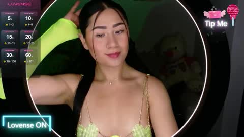 Snapshot of evelyn_ch_ chatting on November 27, 2025, 11:01 am Evelyn online show from November 27, 2025, 11:01 am
